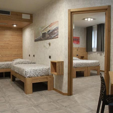Hotel Bed & Rooms , Corte Rossa -1 Min Walk To Bernina Express Tirano Kültér fotó