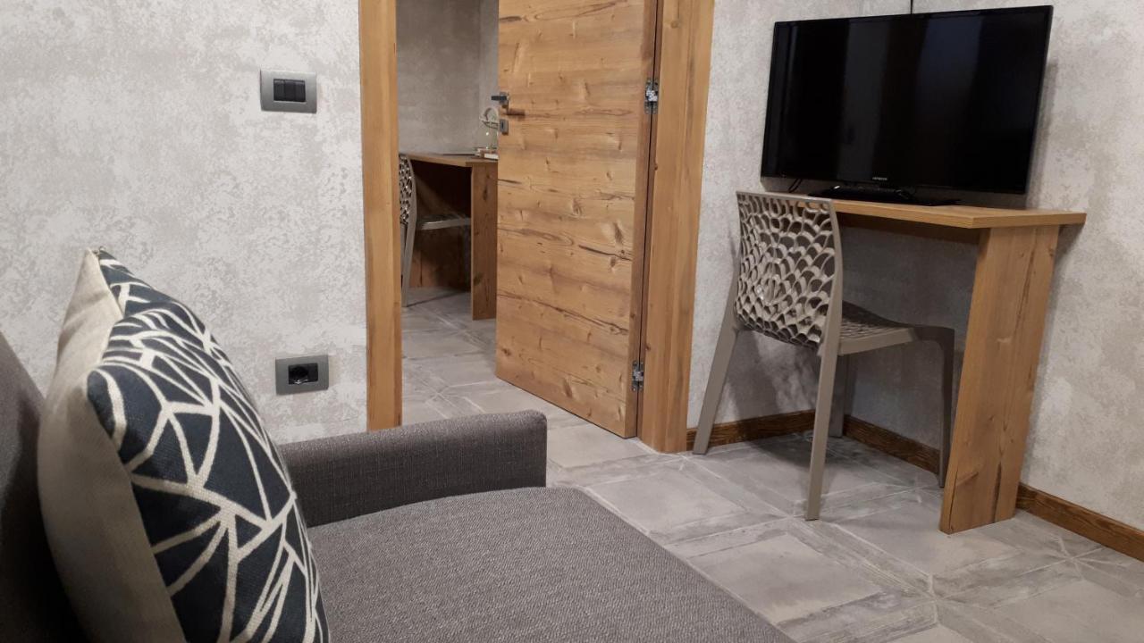 Hotel Bed & Rooms , Corte Rossa -1 Min Walk To Bernina Express Tirano Kültér fotó