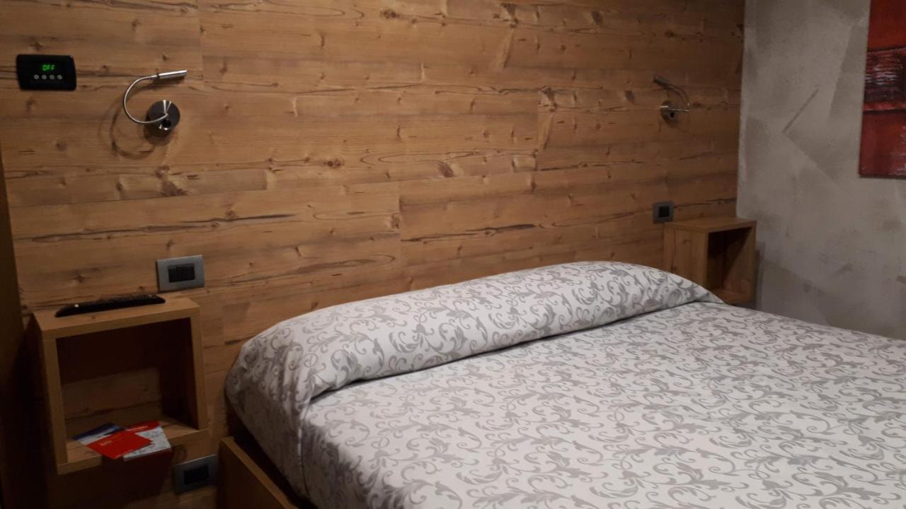 Hotel Bed & Rooms , Corte Rossa -1 Min Walk To Bernina Express Tirano Kültér fotó
