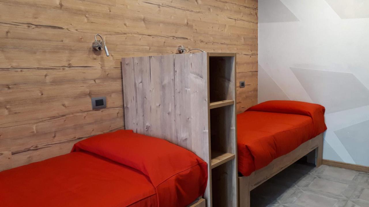 Hotel Bed & Rooms , Corte Rossa -1 Min Walk To Bernina Express Tirano Kültér fotó