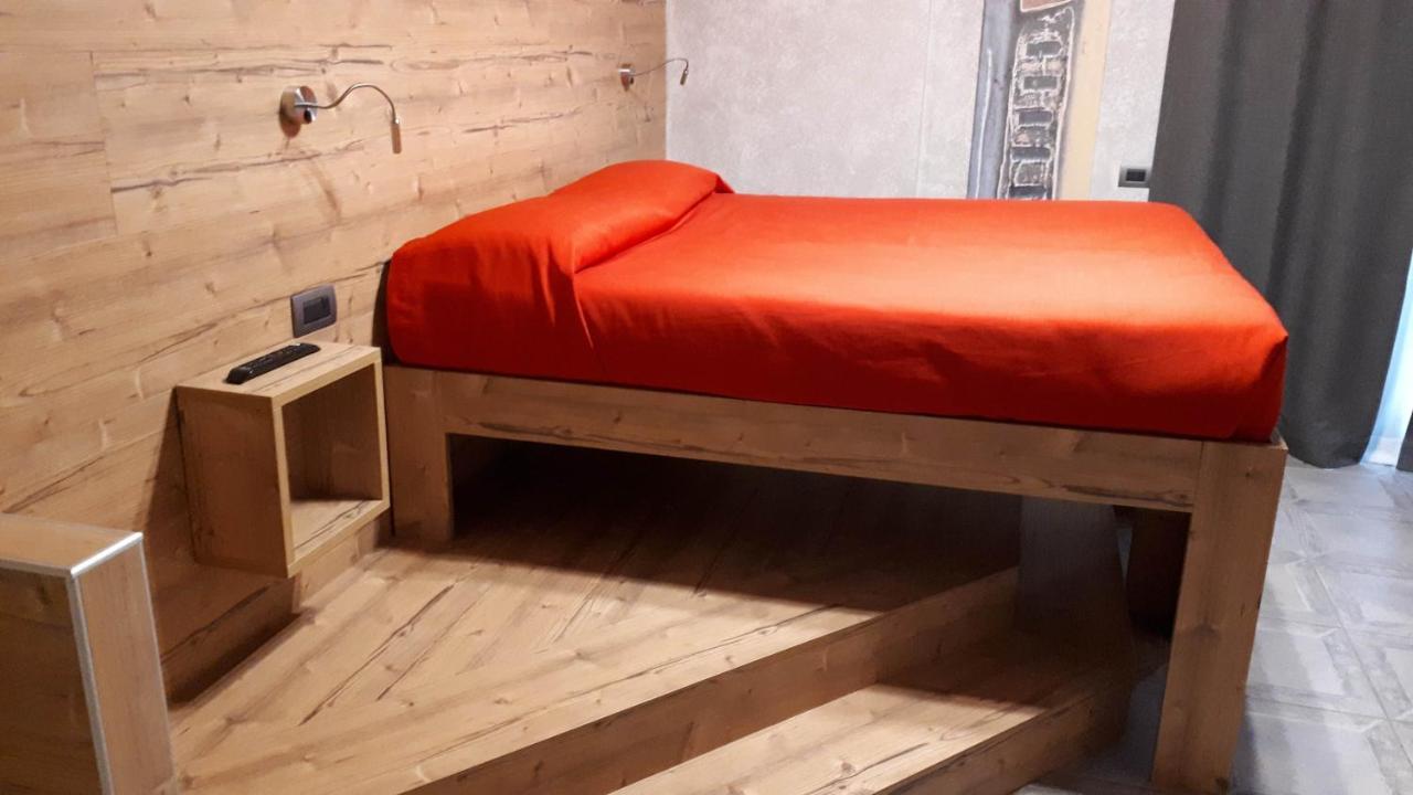 Hotel Bed & Rooms , Corte Rossa -1 Min Walk To Bernina Express Tirano Kültér fotó