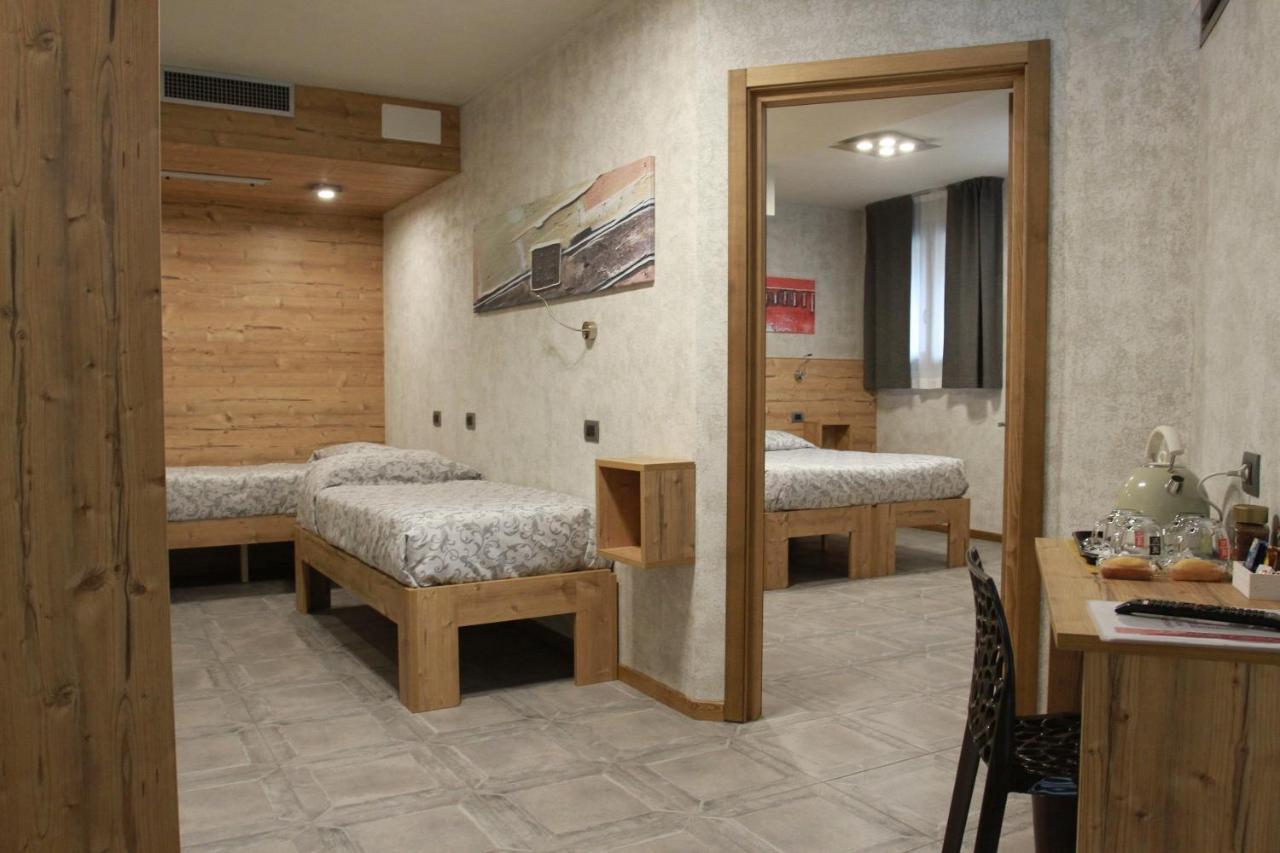 Hotel Bed & Rooms , Corte Rossa -1 Min Walk To Bernina Express Tirano Kültér fotó