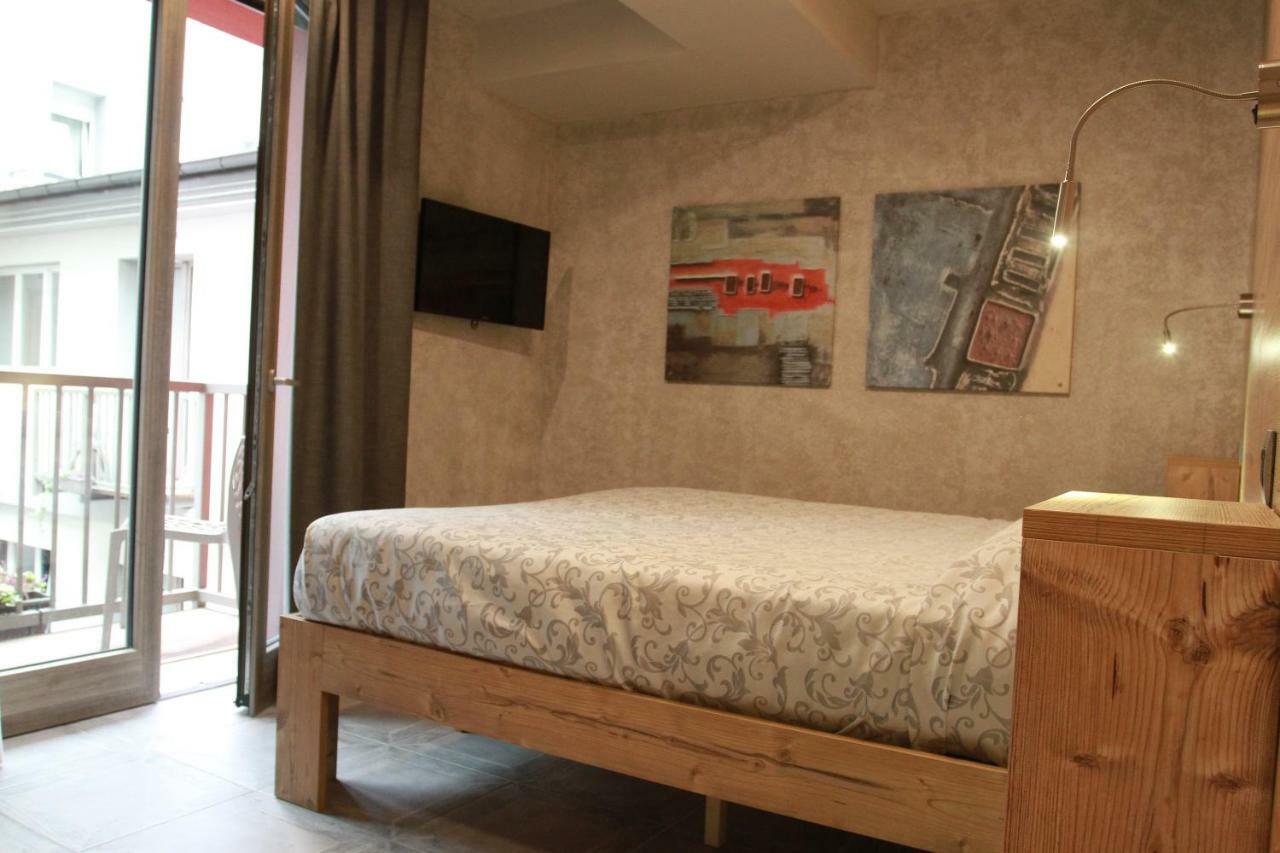 Hotel Bed & Rooms , Corte Rossa -1 Min Walk To Bernina Express Tirano Kültér fotó